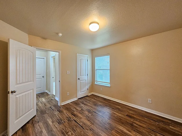 300 W Libra Dr — Photo 16