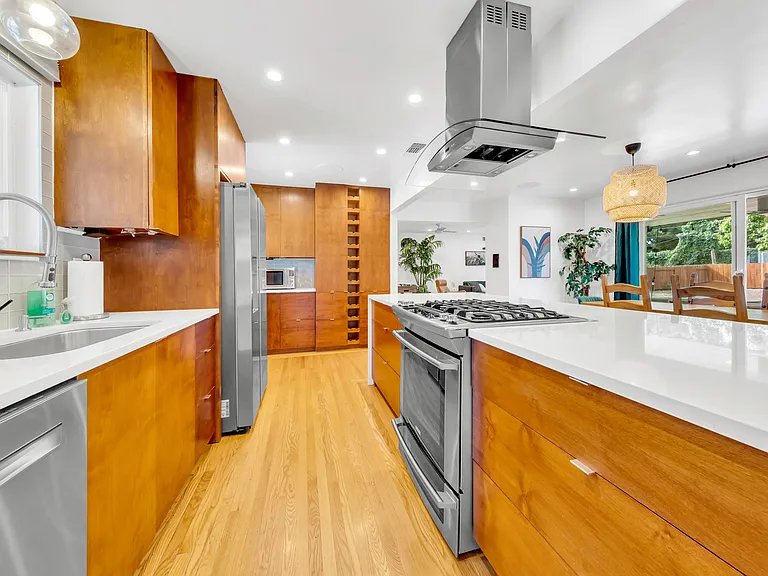 6806 S Land Park Dr — Photo 14