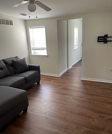 5th image of 2320 Catharine St #3
