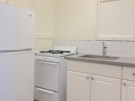 3rd image of 698 Bush St APT 208