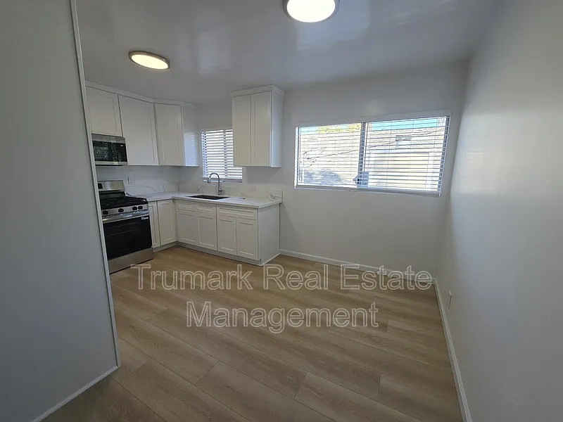 Building Photo - 328 W Loraine St #9
