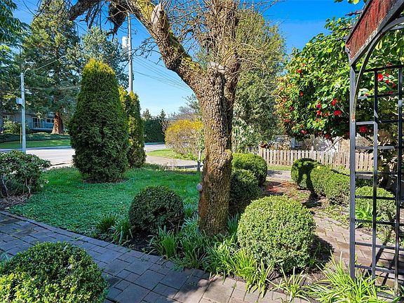 3rd image of 2139 Foul Bay Rd