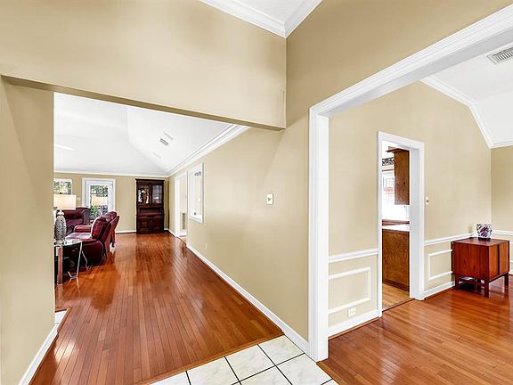 3rd image of 2209 Aristocrat Dr