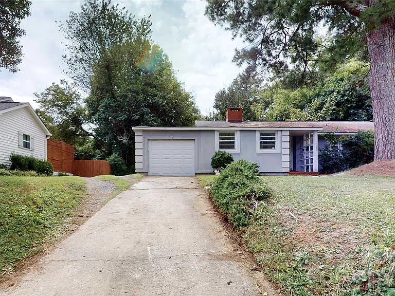 1136 E Woodlawn Rd — Photo 2