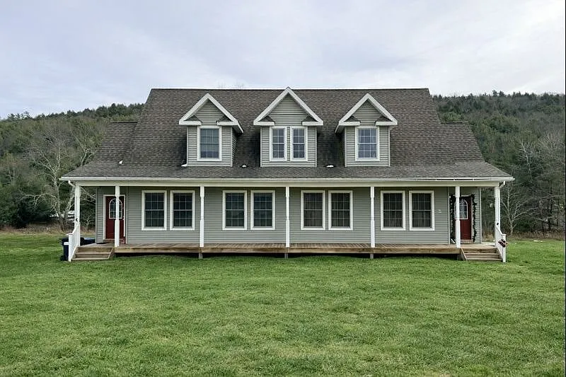 2 bed, 1.5 bath, 1200 sqft, $1,300 — Photo 1