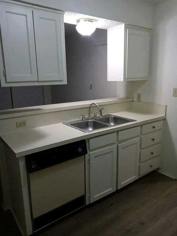 3 bed, 2.5 bath, 1228 sqft, $2,100 — Photo 3