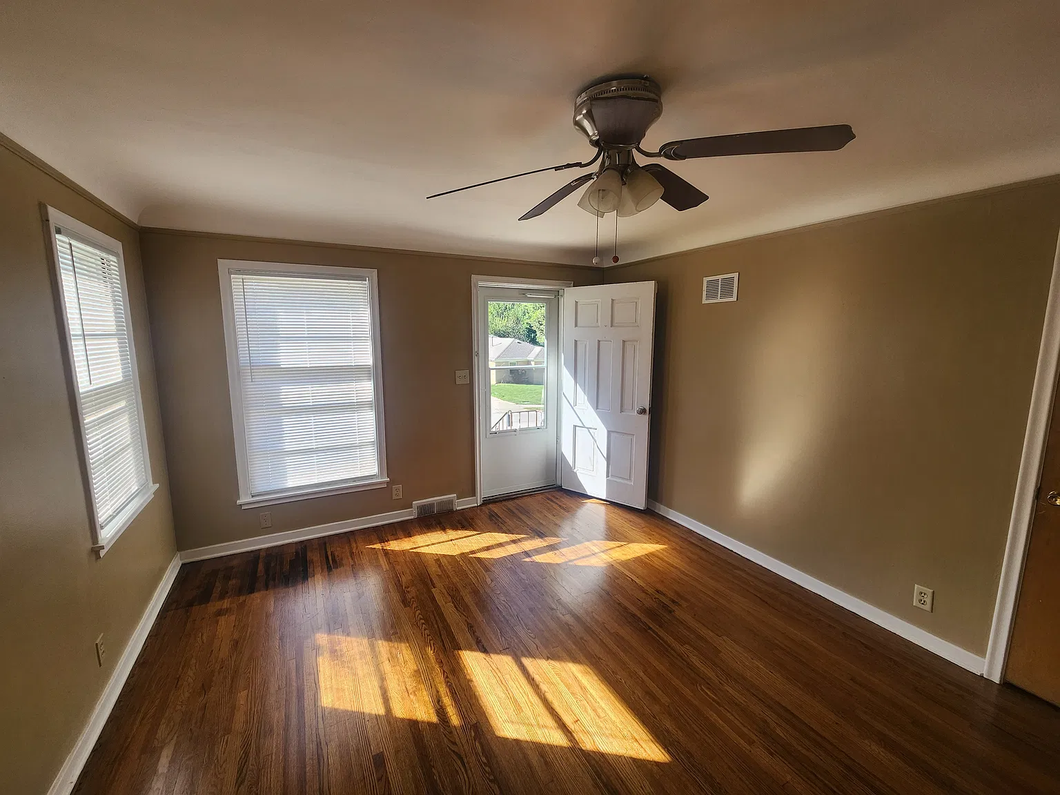 3 bed, 1224 sqft, $1,695 — Photo 3