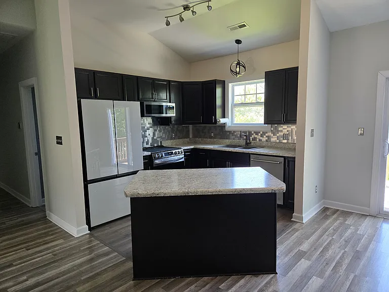 417 Jasmine Ln — Photo 3