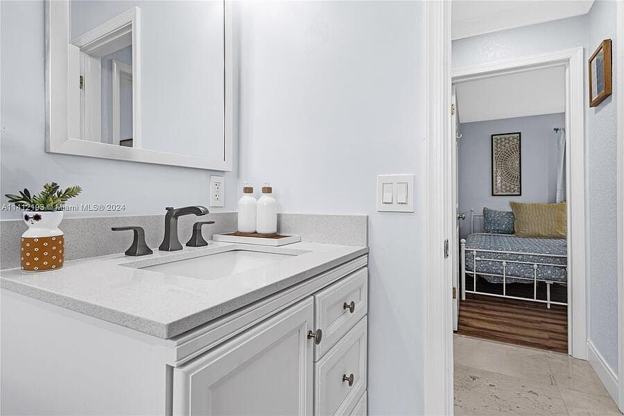 1st image of 922 SE 15th Ct