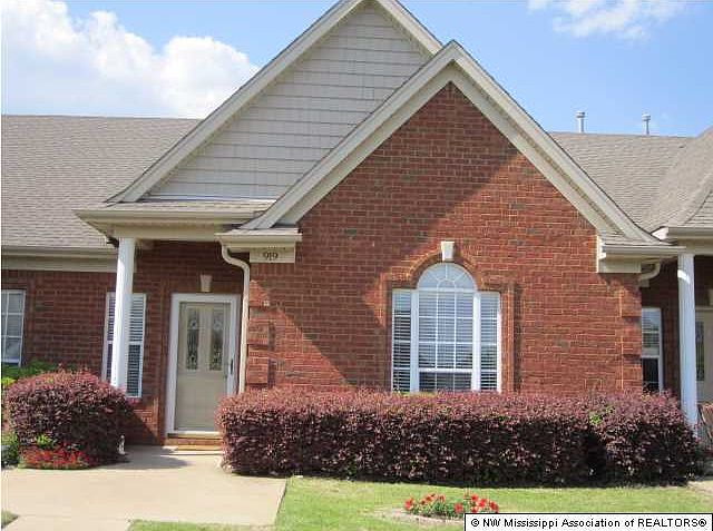 1st image of 919 Cardinal Ln