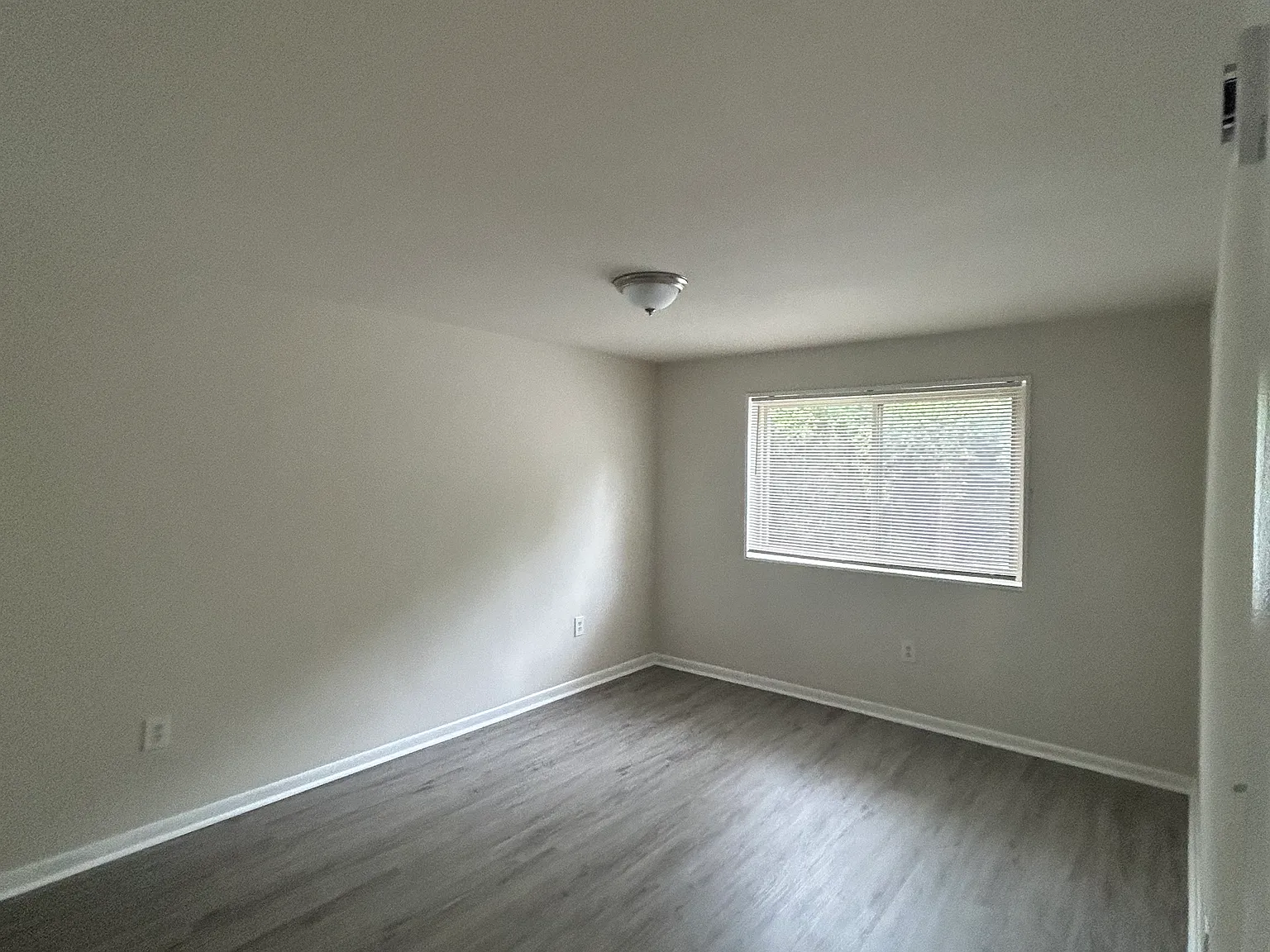 3 bed, 720 sqft, $2,584 — Photo 2