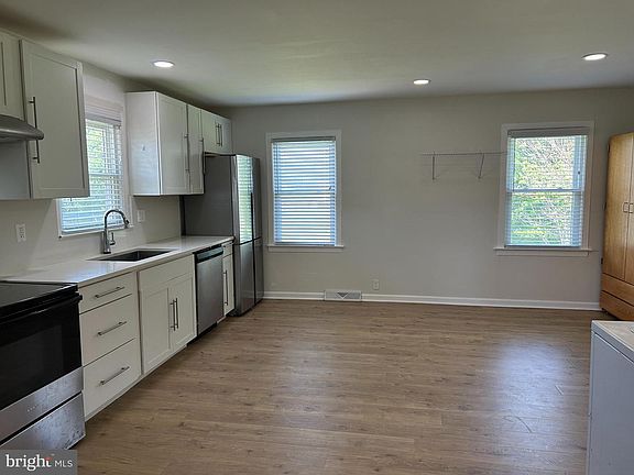 3rd image of 1299 Porters Rd