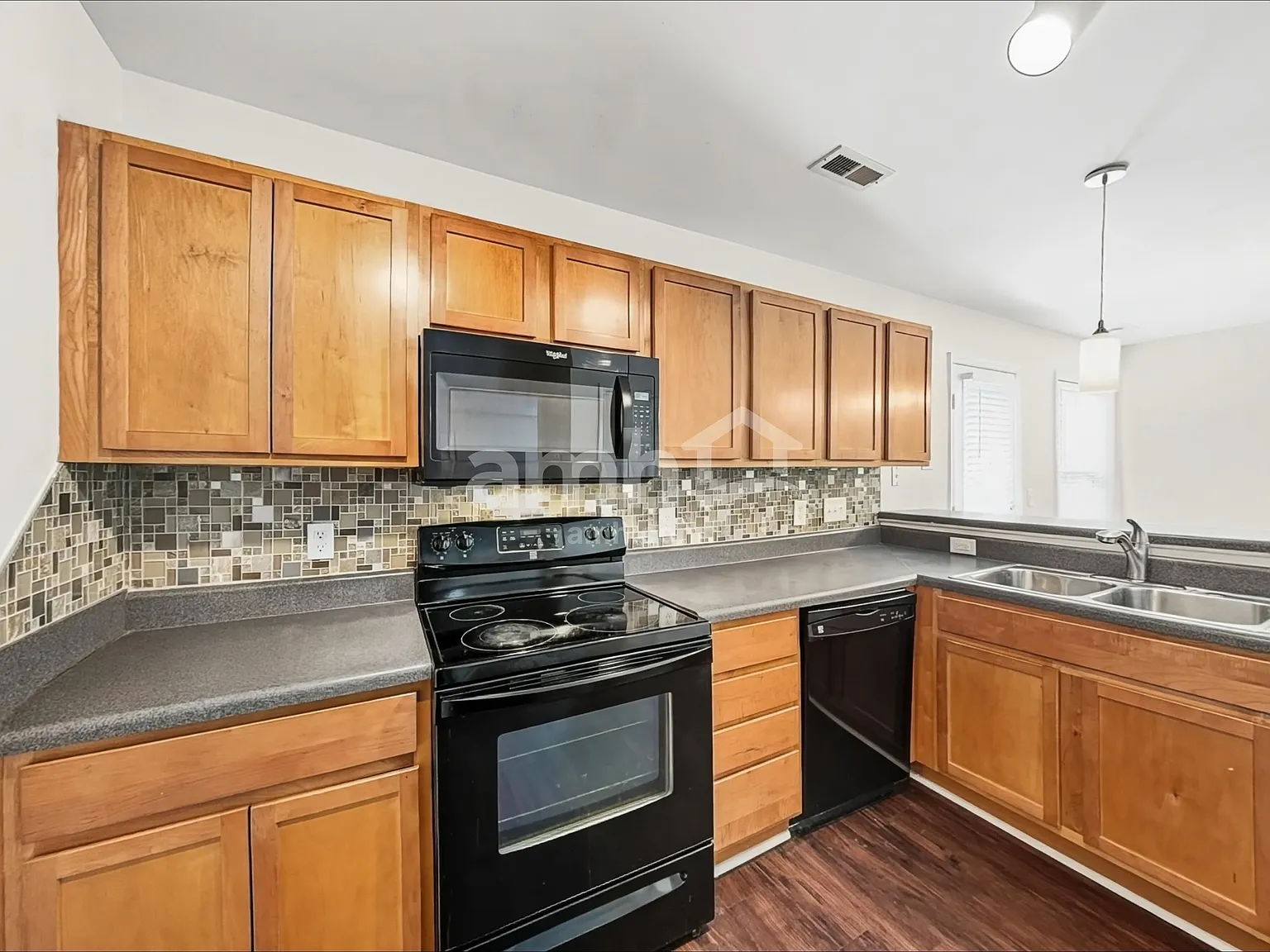 3 bed, 2.5 bath, 1625 sqft, $1,965 — Photo 3