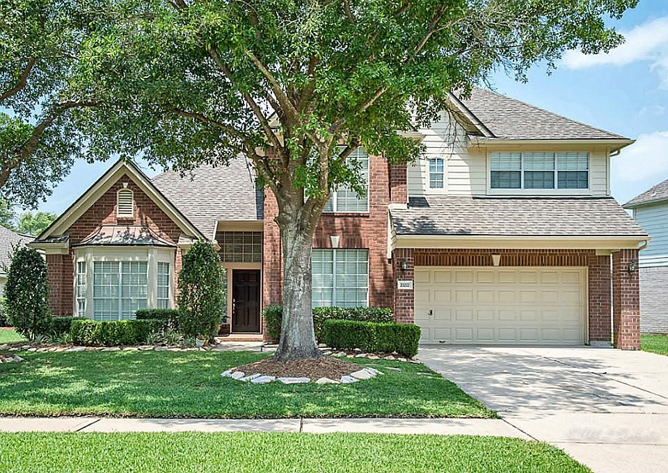Well maintained 2 story home in Cinco Ranch Meadow Place - great location for commuting, shopping, walking trails, community features, pools