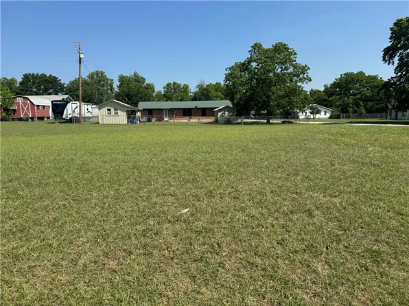 Julie St, Clifton, TX 76634