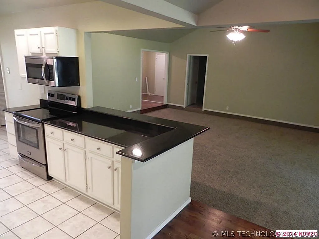3 bed, 2.0 bath, 1807 sqft, $1,800 — Photo 4