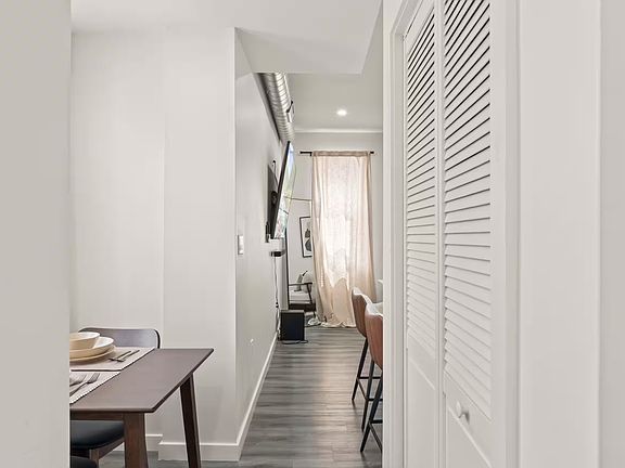 5th image of 2701 Poplar St #2