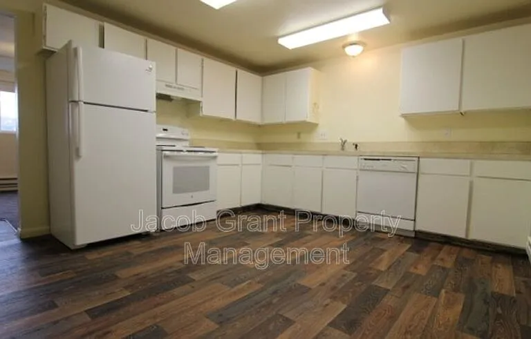 1380 E Poplar St #A — Photo 2
