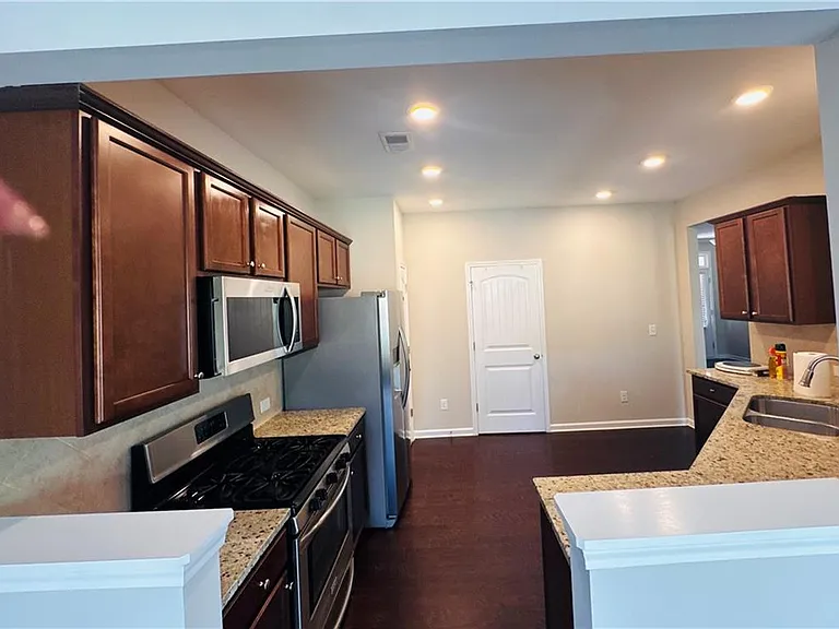 1335 Hampton Oaks Dr — Photo 3