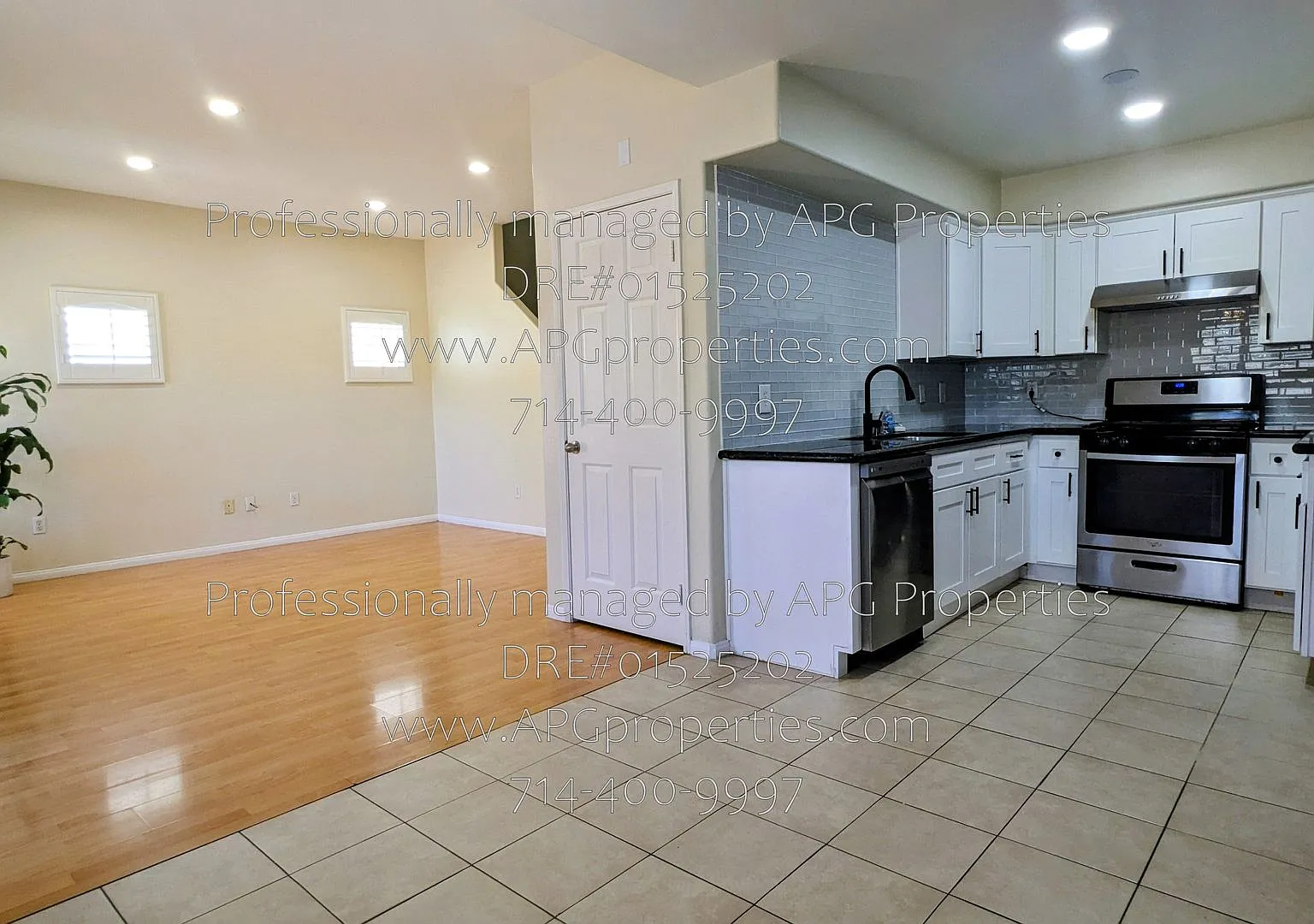 Spacious 3 bedroom 2 1/2 bathroom Townhome with 2 car garage in Fullerton. Gated complex — Photo 2