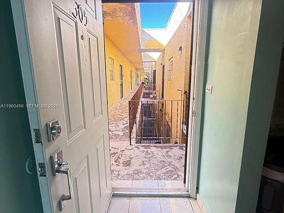 3rd image of 1555 W 44th Pl APT 305