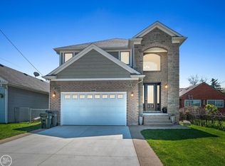 22468 Maple St, Saint Clair Shores, MI 48081