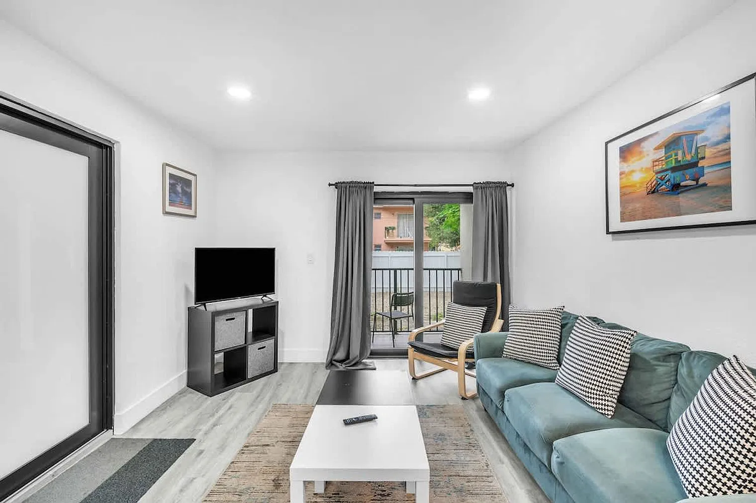 2 bed, 1.0 bath, 796 sqft, $4,051 — Photo 2