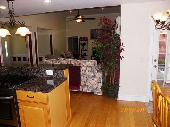 4th image of 129 Autumn Lake Dr