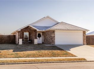 204 Oak Ave, Gentry, AR 72734