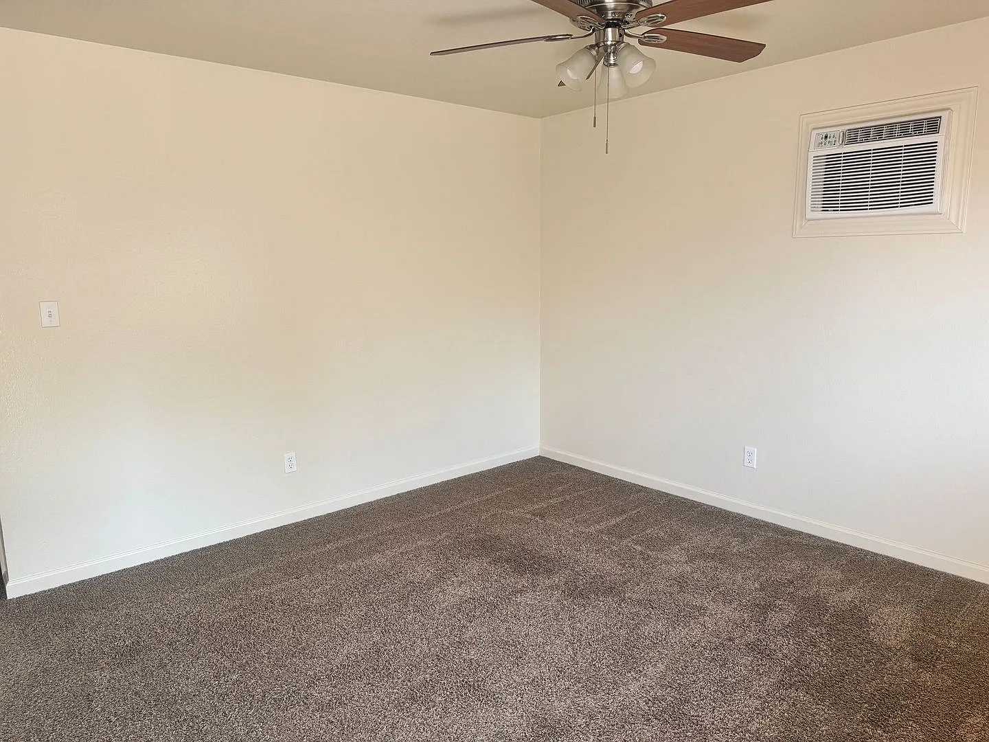 2 Bedroom Apartment in Oakdale — Photo 3