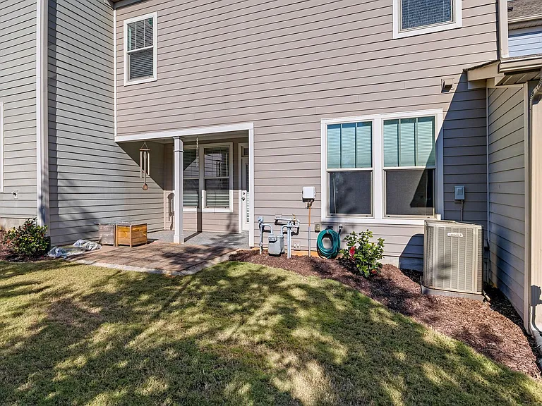4 Tatum Ln — Photo 36