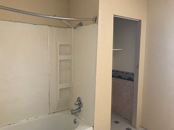 5th image of 745 Orchard Dr