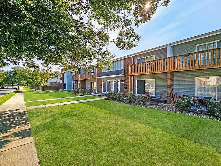 Oxford Manor Apartments and Townhomes — Photo 27