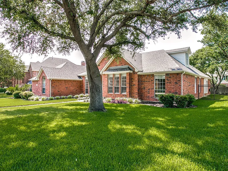 1270 Lakeway Dr — Photo 2