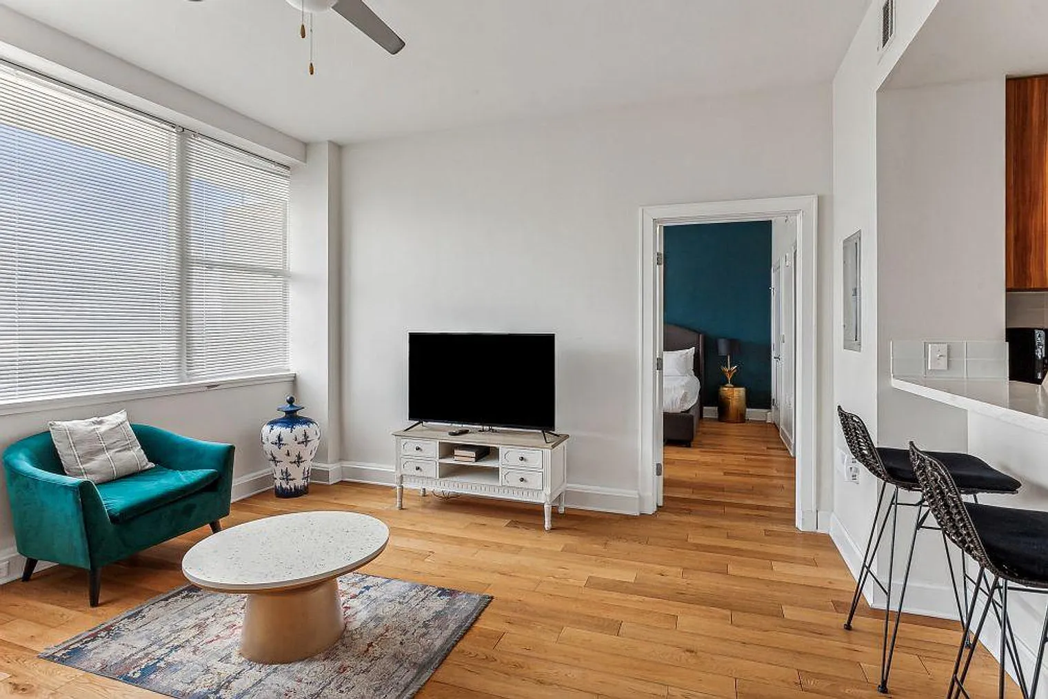 1 bed, 1.0 bath, 721 sqft, $4,287 — Photo 3