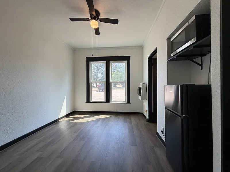 Studio, 1.0 bath, 300 sqft, $600 — Photo 2