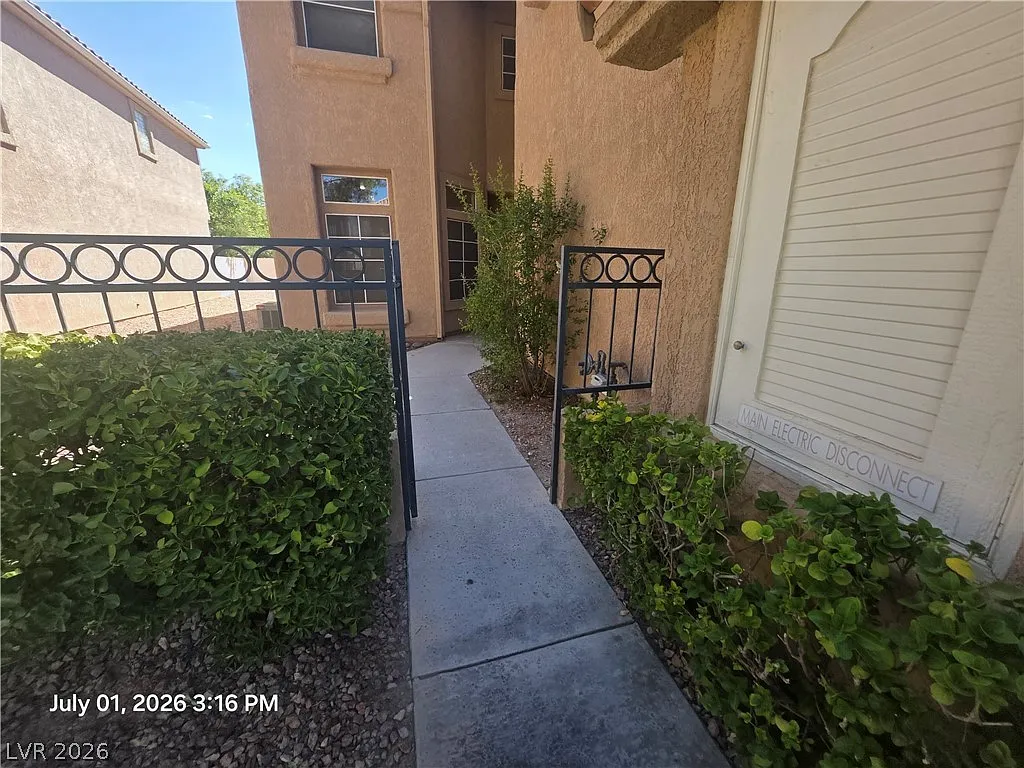3 bed, 2.5 bath, 2012 sqft, $2,370 — Photo 2