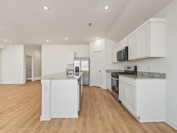 5th image of 581 Riggs St