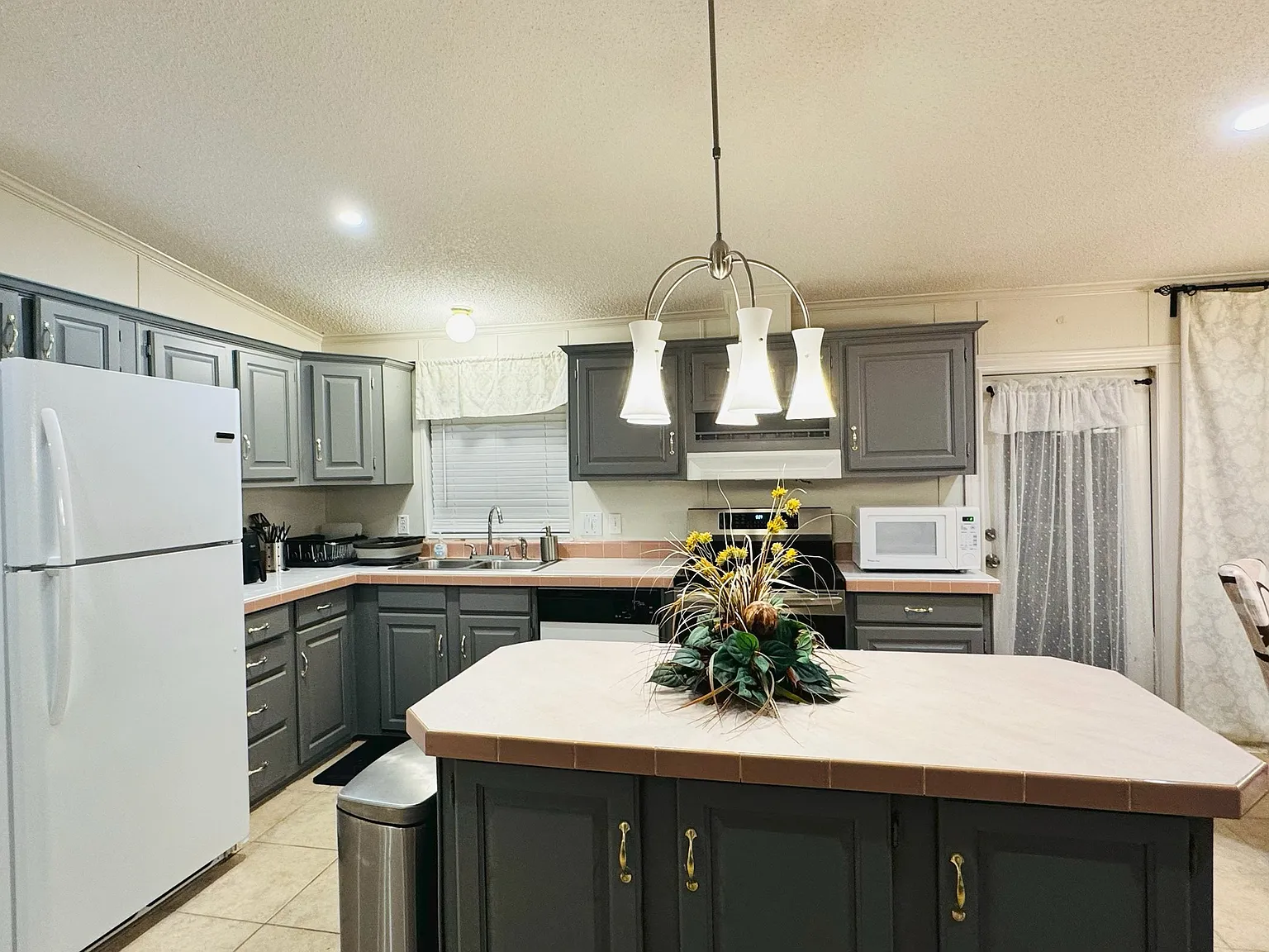 3 bed, 2112 sqft, $3,200 — Photo 2