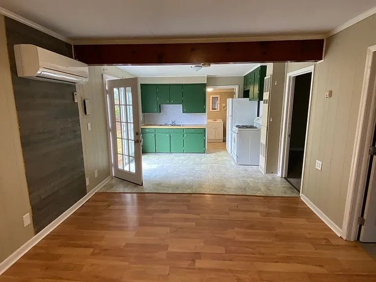 1404 Rosewood Ln — Photo 4