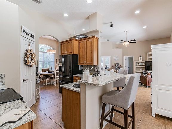 4th image of 152 Lake Crescent Dr