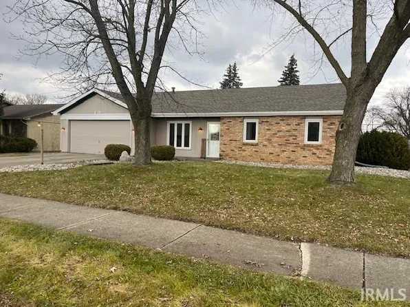 1811 Papermill Xing, Fort Wayne, IN 46825