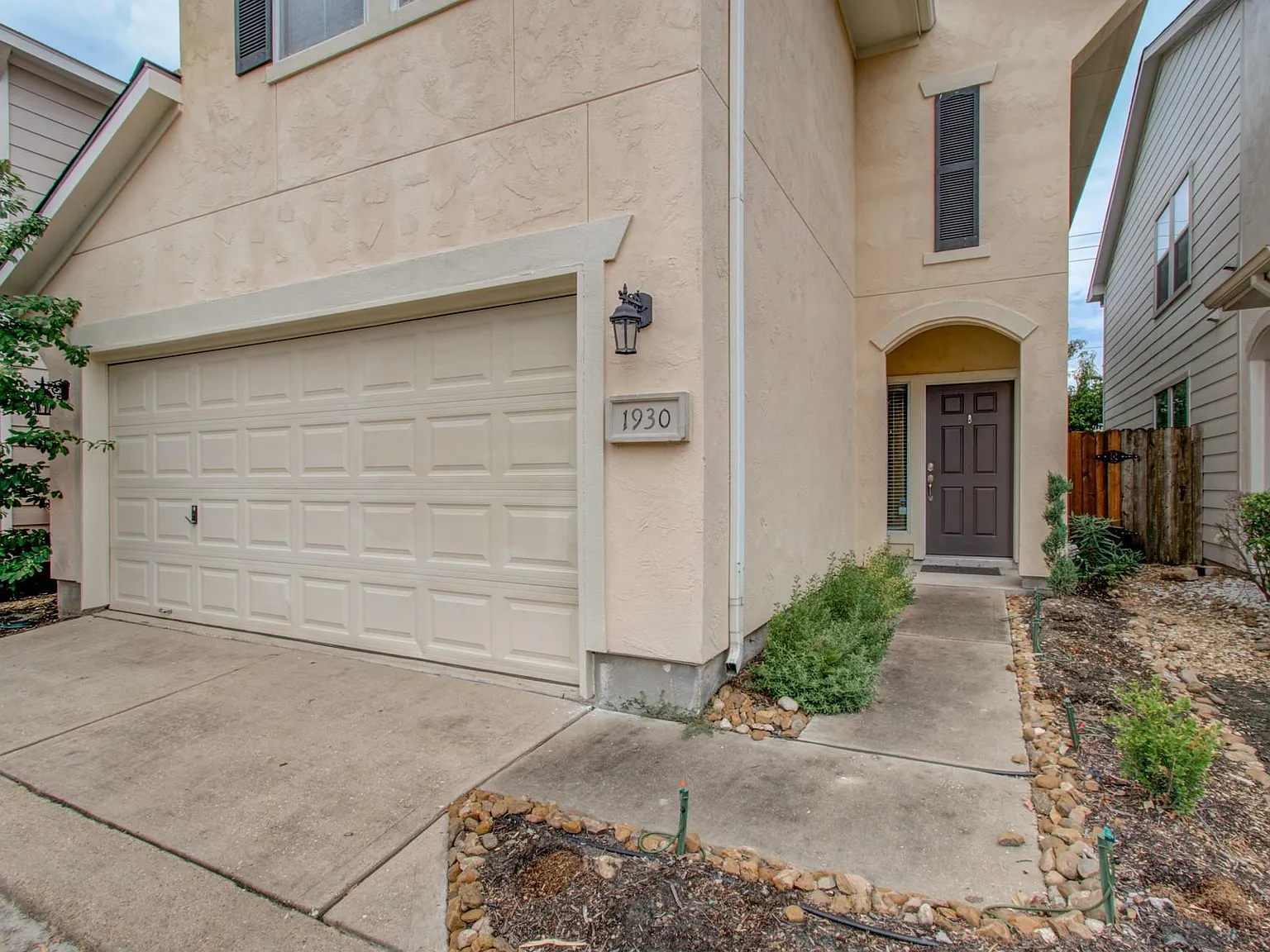 3 bed, 2.5 bath, 2084 sqft, $2,800 — Photo 2