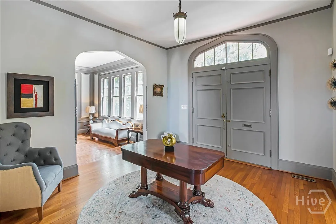 8 bed, 3.5 bath, 5500 sqft, $9,000 — Photo 2