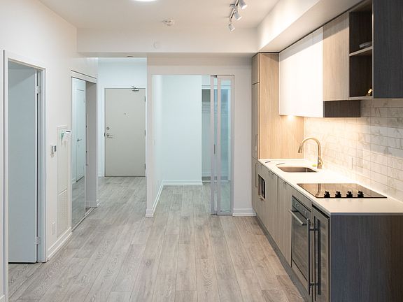 3rd image of 2020 Bathurst St #637