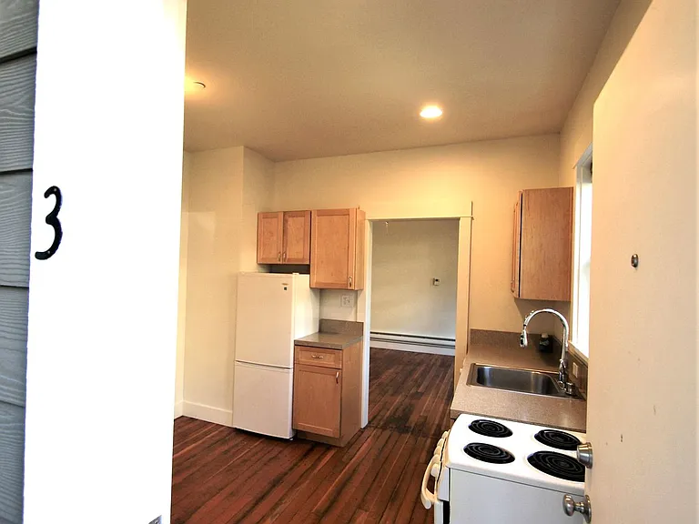 2046 Franklin Ave E — Photo 3