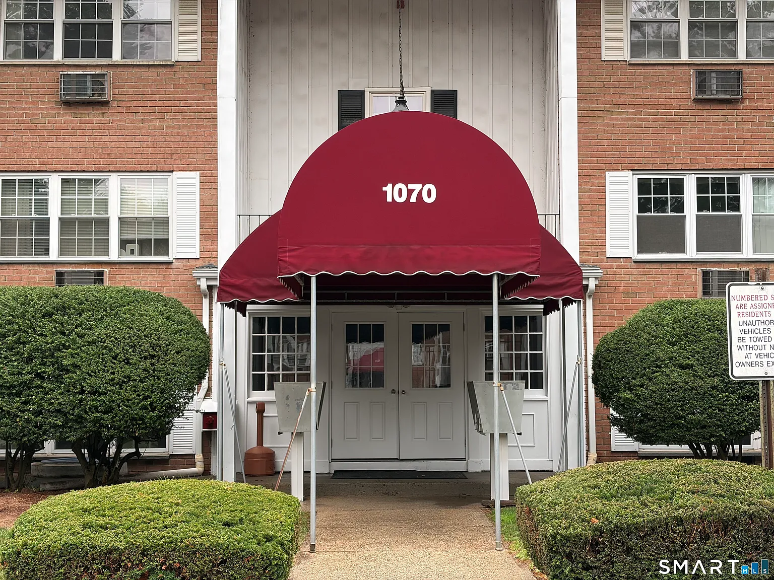 Colonial Manor — Photo 1