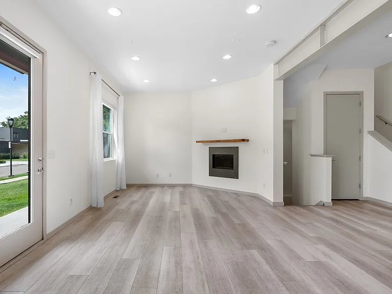 4015 Fenton Ct — Photo 6