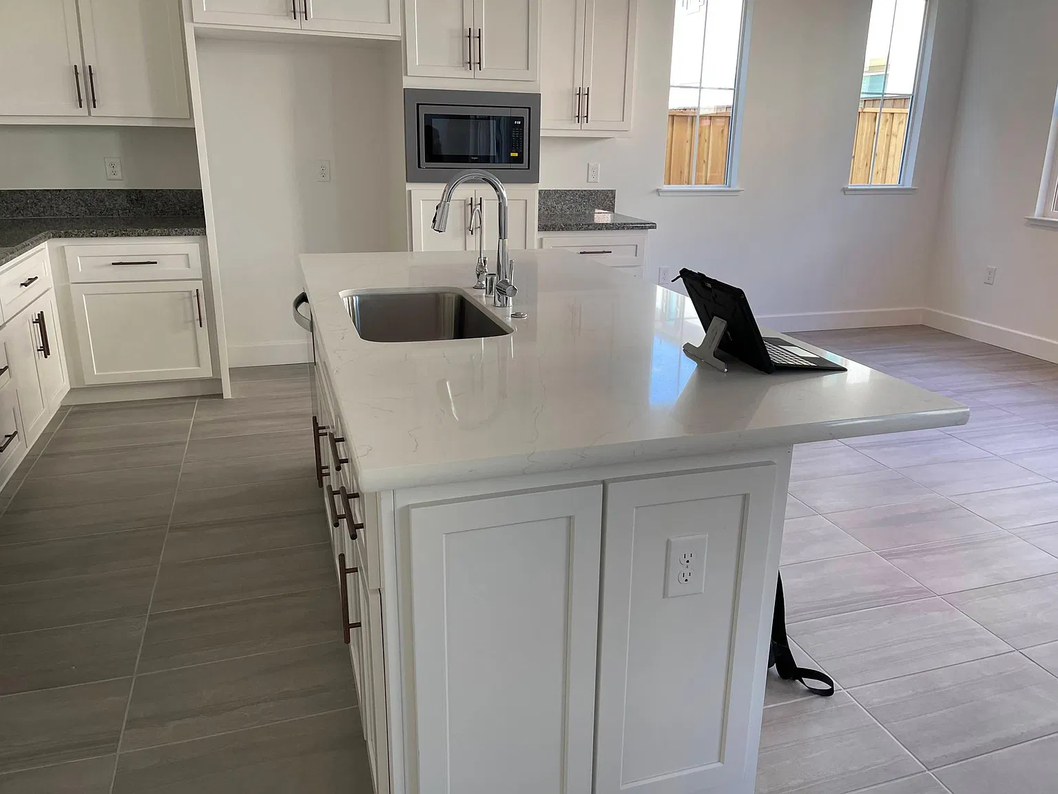 3 bed, 2.5 bath, 2072 sqft, $3,400 — Photo 2