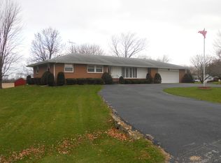27207 Maple Dr, Sterling, IL 61081